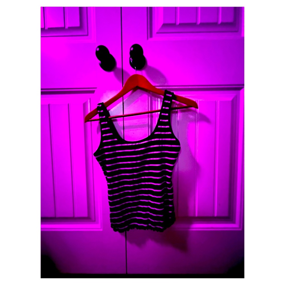 A beautiful black and white stripped fitted crop top!
Perfect for spring/summer - Picture 1 of 1